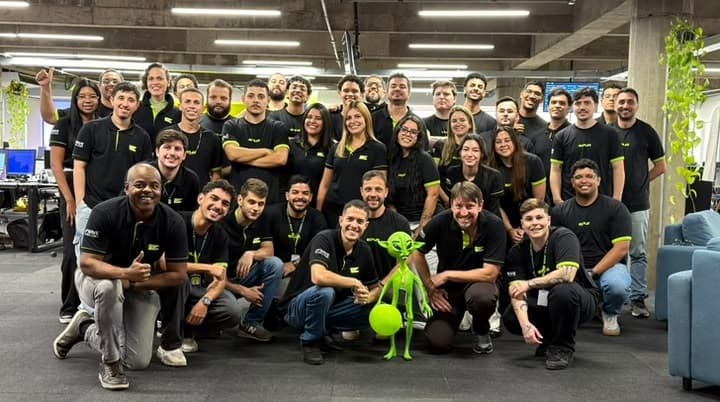 Time da ERA reunido no escritório