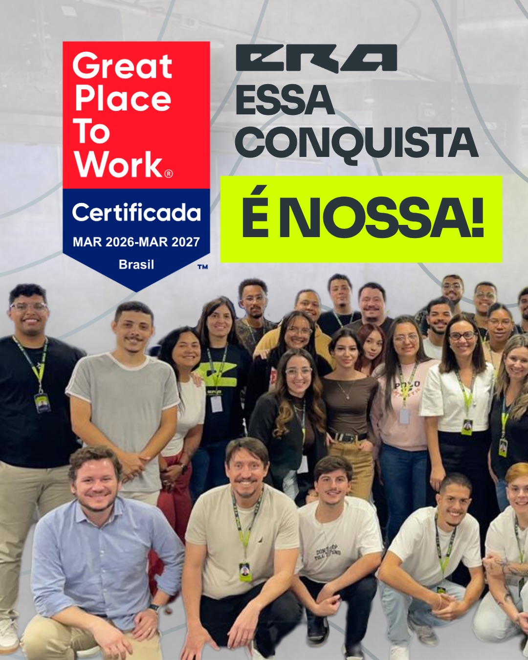 Time da ERA reunido na sede, com o selo Great Place To Work